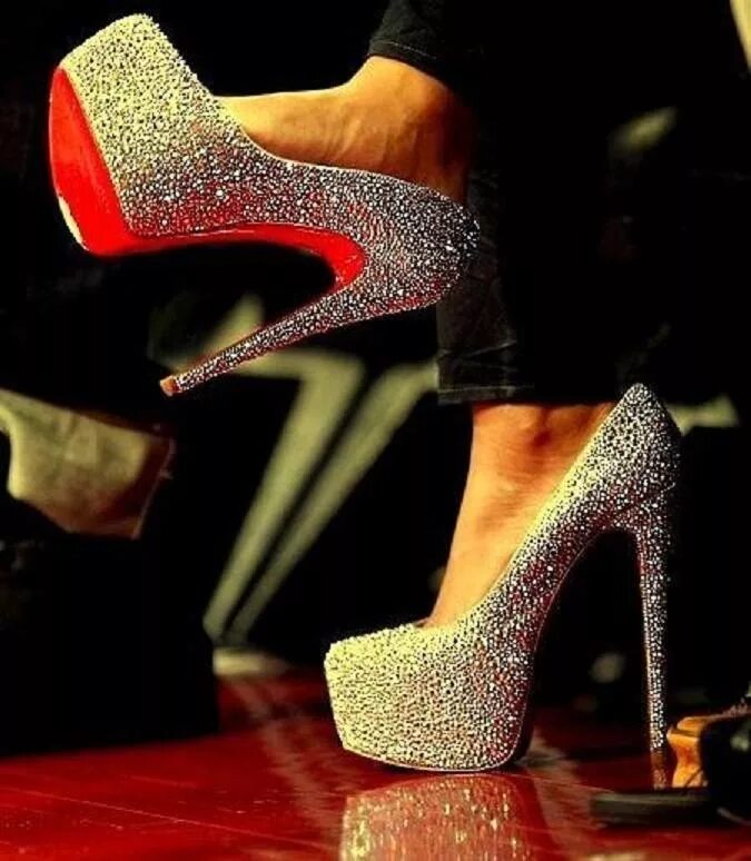 High heels worship. Туфли Christian louboutin. Лабутены Кристиан лабутен. Каблуки Christian louboutin. Туфли Кристиан лабутен со стразами.