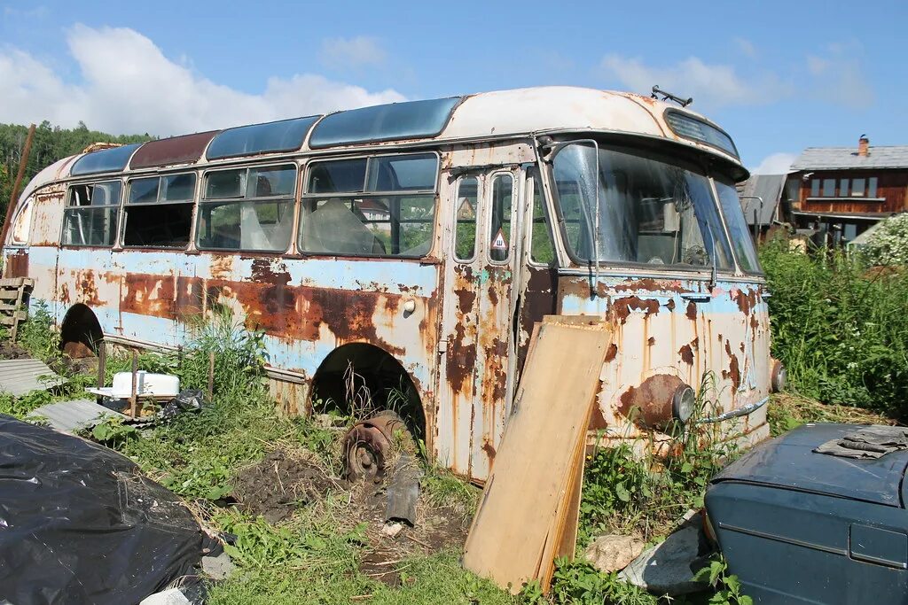 Автобус старый оскол кладбище. Старые автобусы. Брошенные автобусы. Ветхий автобус. Самый старый автобус.