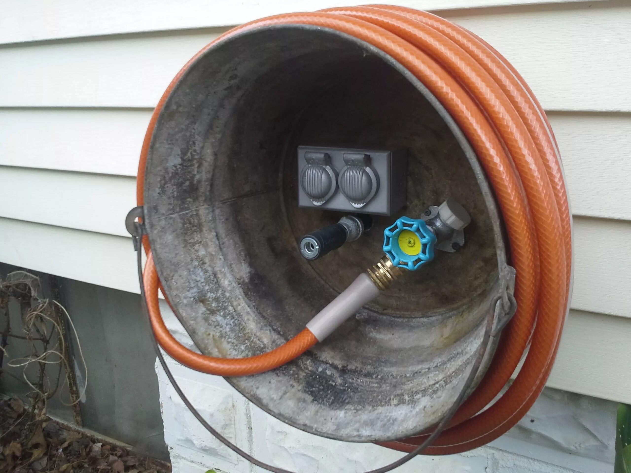 Конструкция для шланга. Хранение садового шланга. Гардена катушка для шланга 40мк. Ящик под шланг. Ящик для шланга своими руками из досок.