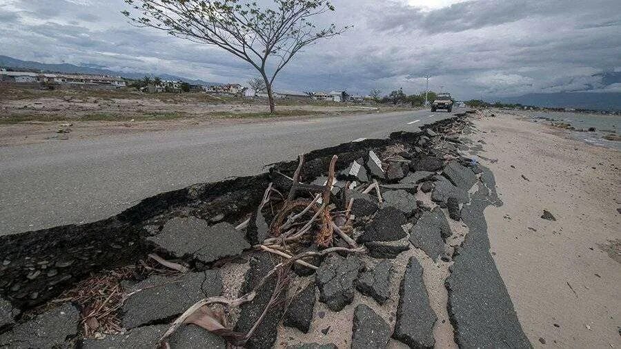 Сильнейшие землетрясения в америке. Землетрясение на Алтае 2003. Землетрясение в США. Землетрясение в Кыргызстане. У побережья Индонезии произошло землетрясение магнитудой 5.