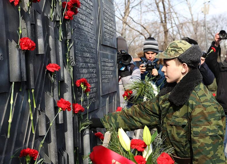 Память о погибших солдатах. Память погибшим солдатам. Солдаты Афганистана память погибших. Памяти солдатам погибшим в Афганистане. Память погибшим бойцам