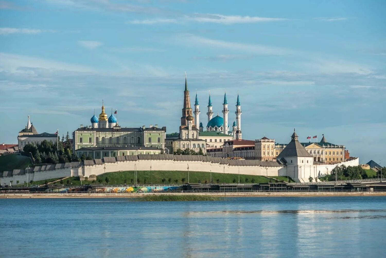 Казань набережная Волги. Река Волга в Казани набережная. Казанский Кремль и Кремлевская набережная. Казань Кремль набережная Волга.