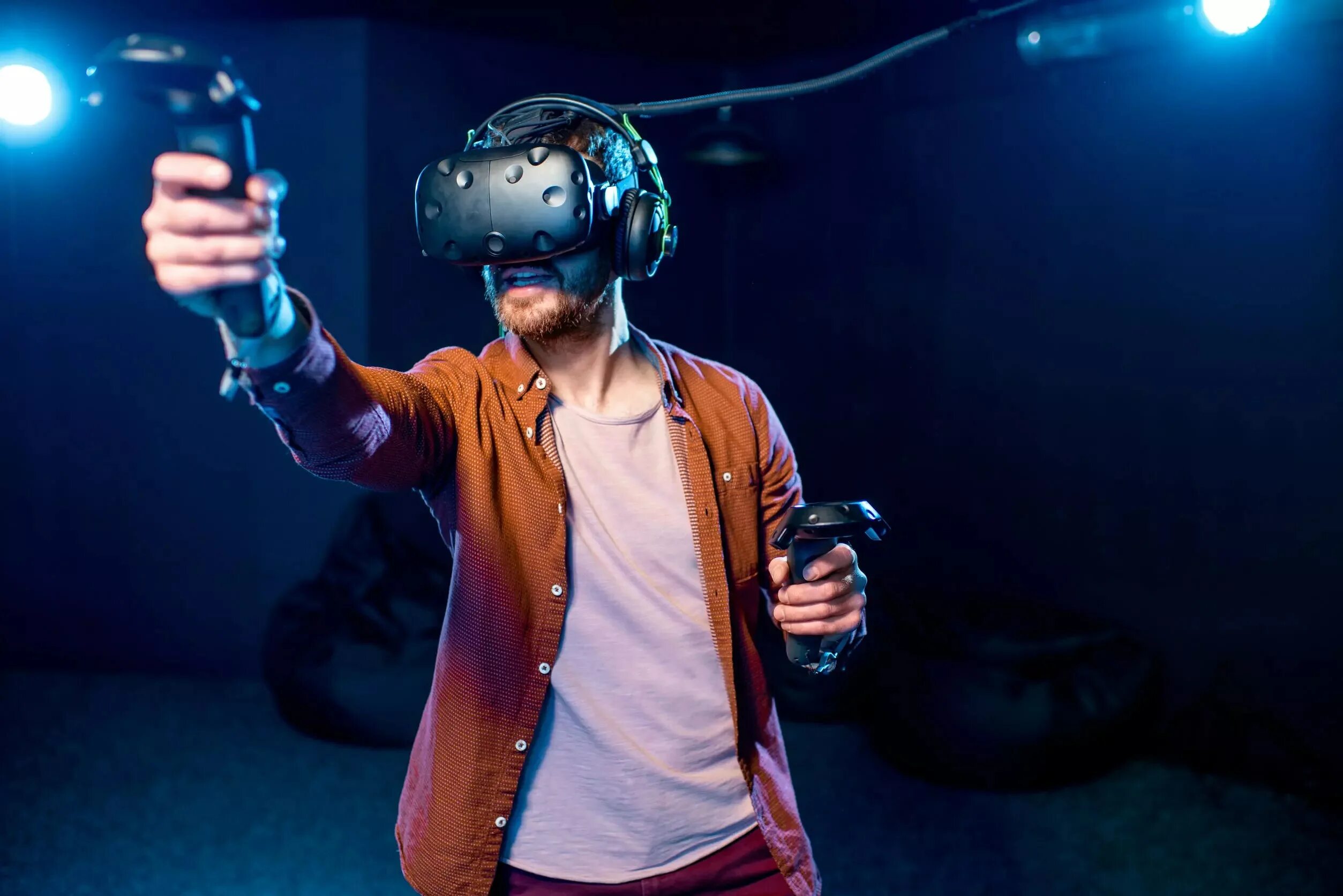 Игрок vr. Игровая виртуальная реальность. Игры для шлема виртуальной реальности. Шлем виртуальной реальности. Парень в виртуальной реальности.