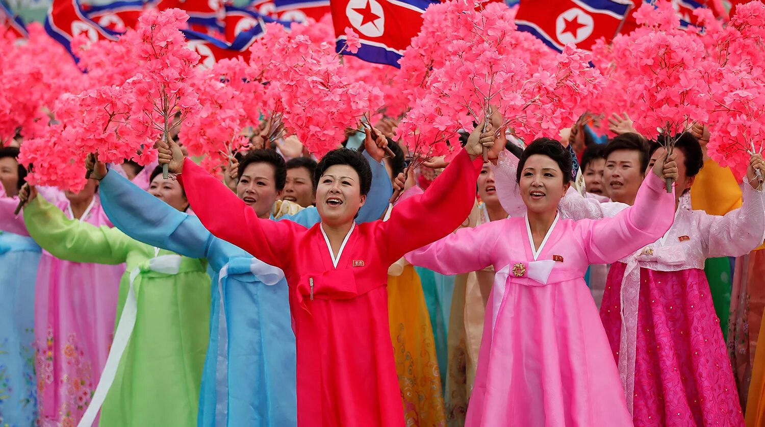 Северная корея начало. Северная Корея Пхеньян. Северная Корея Пхеньян люди. Северная Корея Пхеньян праздник. КНДР Пхеньян население.