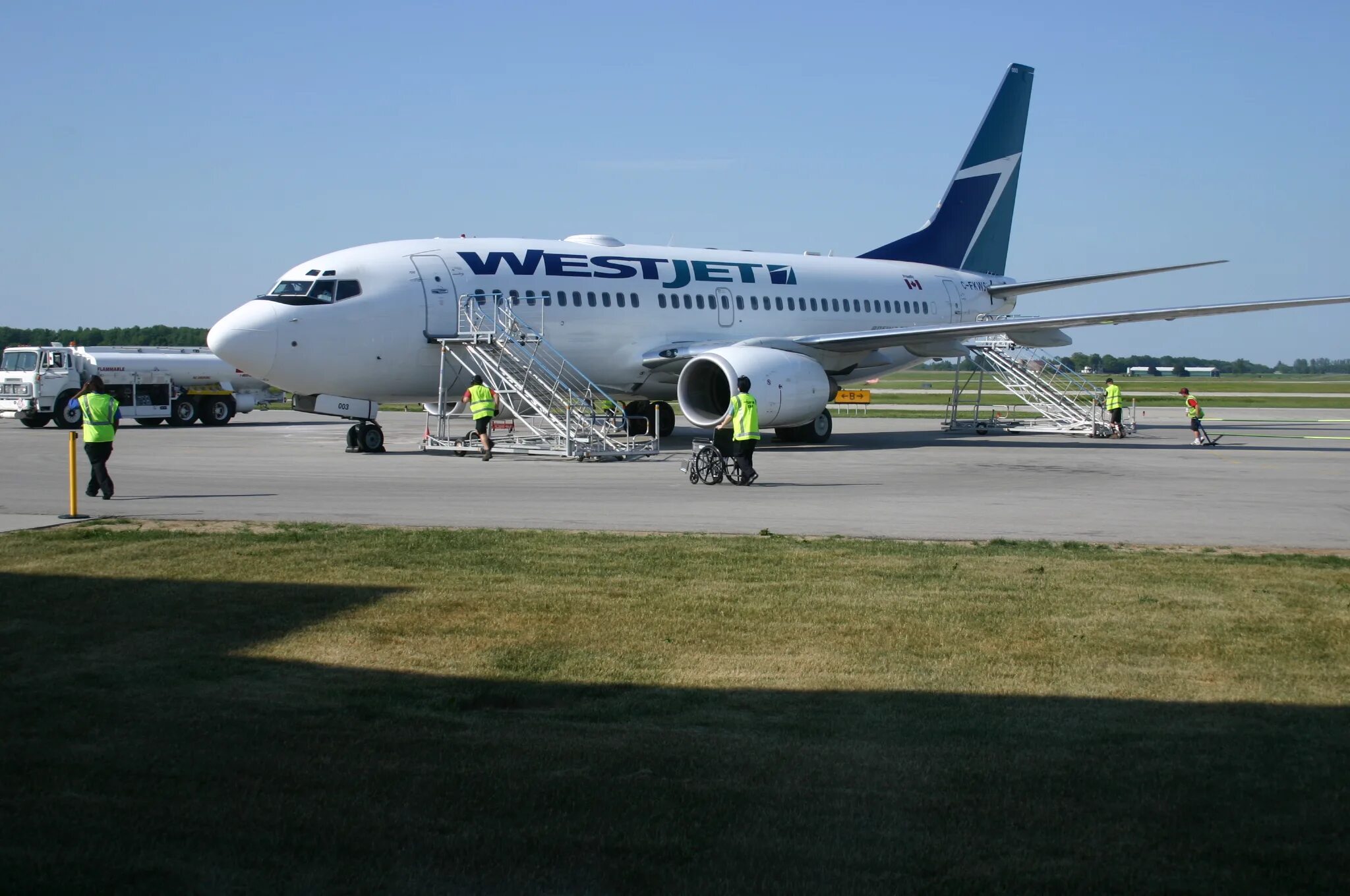 Эйр г. Boeing 737-700. Boeing 737-700er. Ватерлоо аэропорт. Lugano Airport 737.