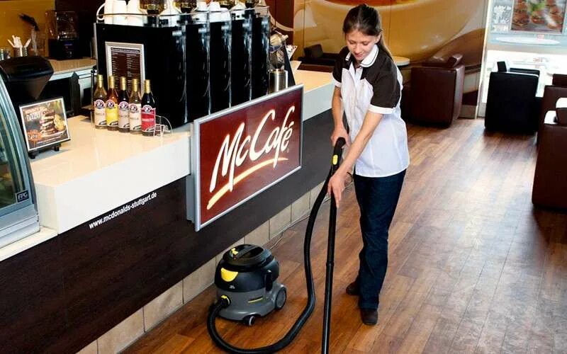 Повар женщина. Эмили николс уборщица. Красивая домохозяйка. Кухонный рабочий. Уборщица кафе рестораны работа.