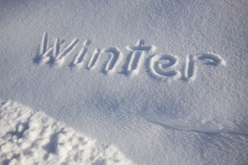 Писать холодно. Надпись зима пришла. Слово Winter красивыми буквами на снегу. Winter картинки с надписью. Надпись белоснежная зима.