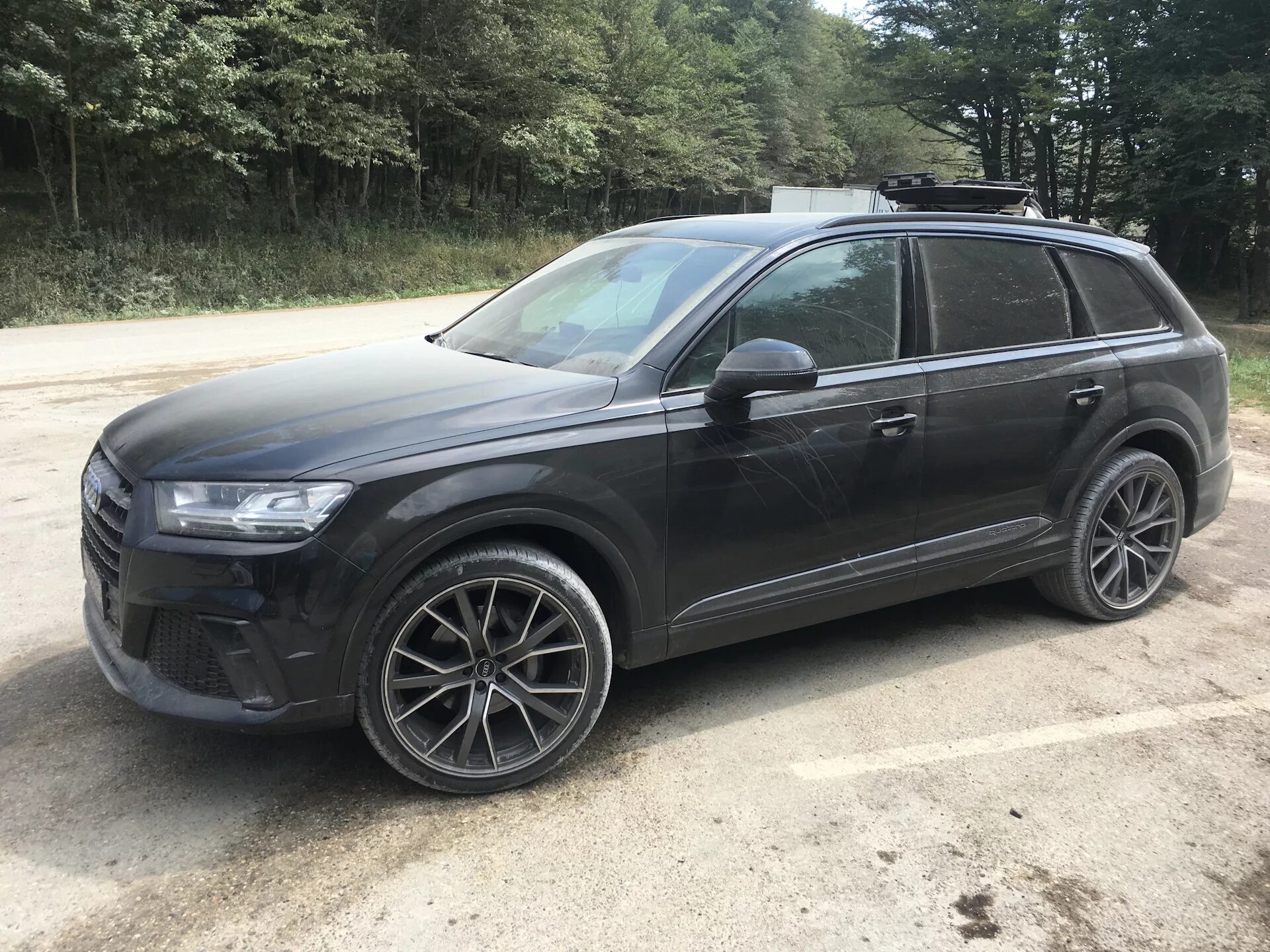 Диски q7 4m. Audi q7 r22. Audi q7 r21 Black. Audi q7 22. Audi q7 Black r22.