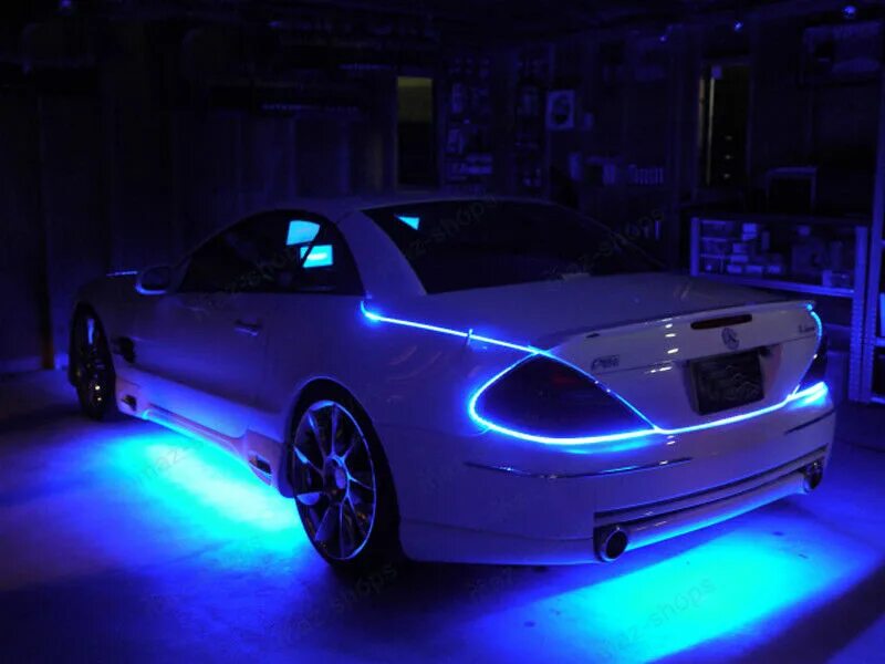 Освещение машины. Мерседес 124 led неон. Mazda RX-7 белая с неоновой подсветкой. Подсветка в машину. Машины с неоновой подсветкой.