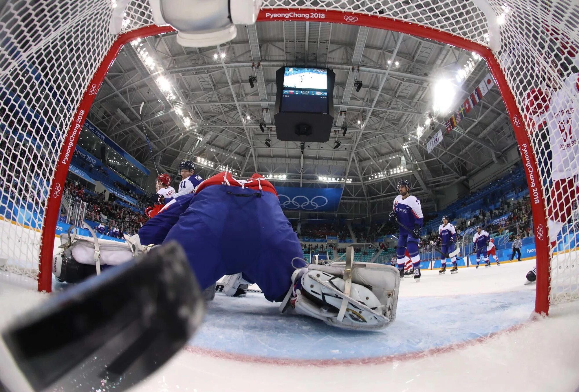 Шайба в воротах. Хоккейная шайба в воротах. Хоккейный центр каннын. Хоккейные ворота с забитой шайбой. Хоккей пустые ворота.