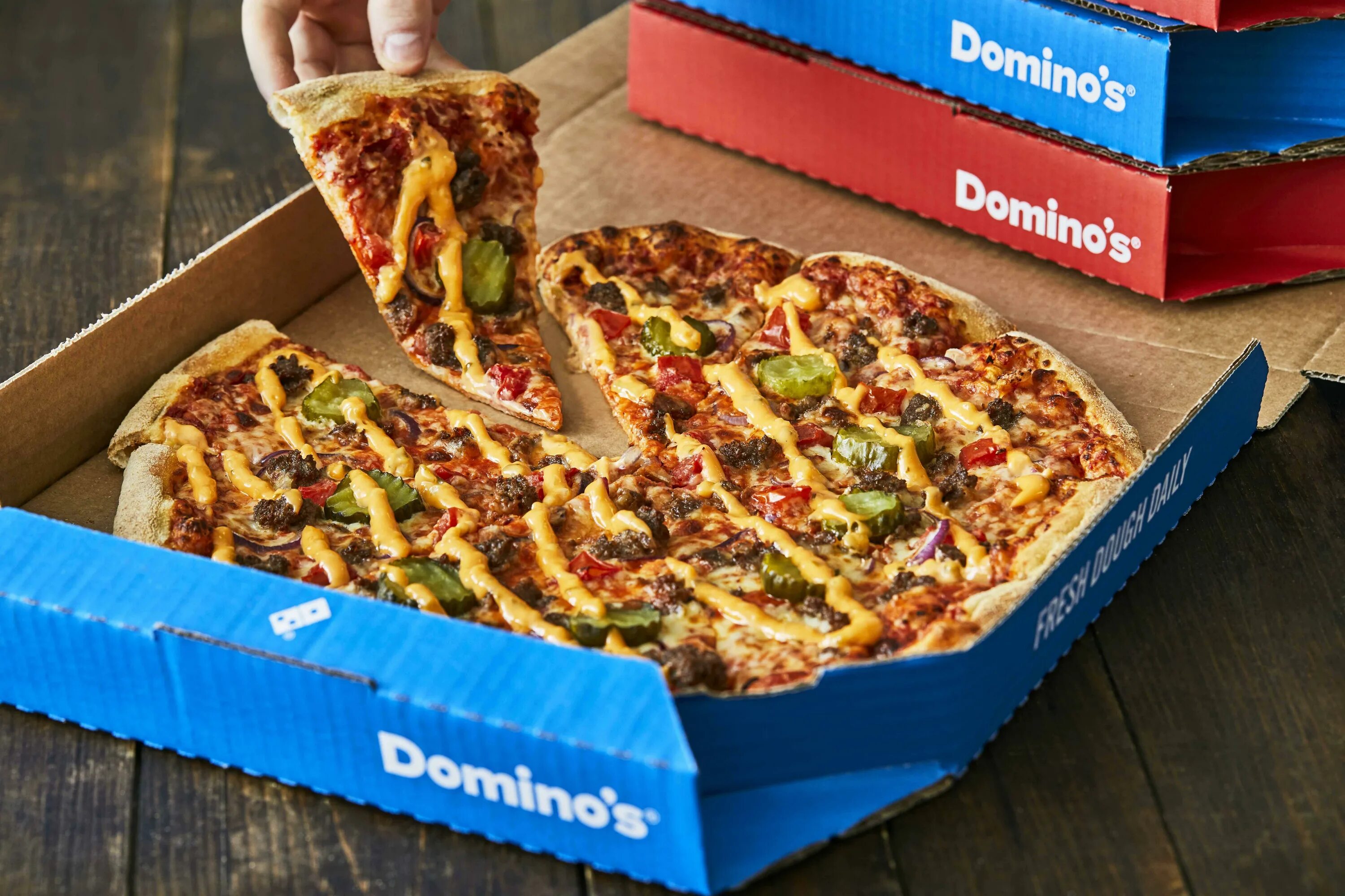 Пицца домино заказать с доставкой. Domino s pizza. Пиццерия Domino's pizza. Веджи пицца Доминос. Пицца чизбургер Доминос.