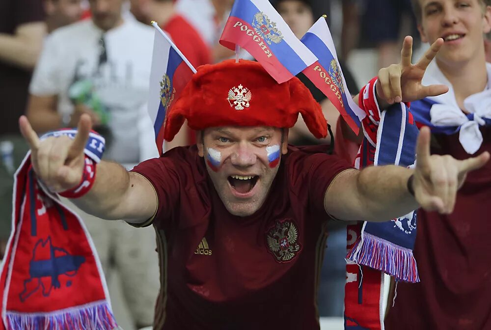 Russian fan. Футбольные болельщики. Футбольные фанаты. Русские болельщики. Радостные болельщики.