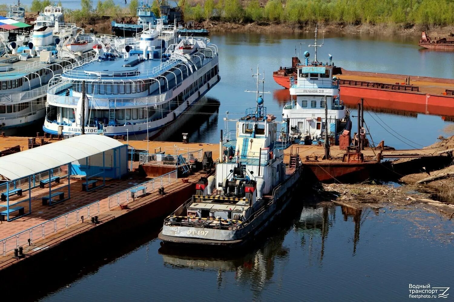 Теплоход Городец буксир толкач. Теплоход Тибет толкач. Волга судоходная река. РТ 377 теплоход. Ревное