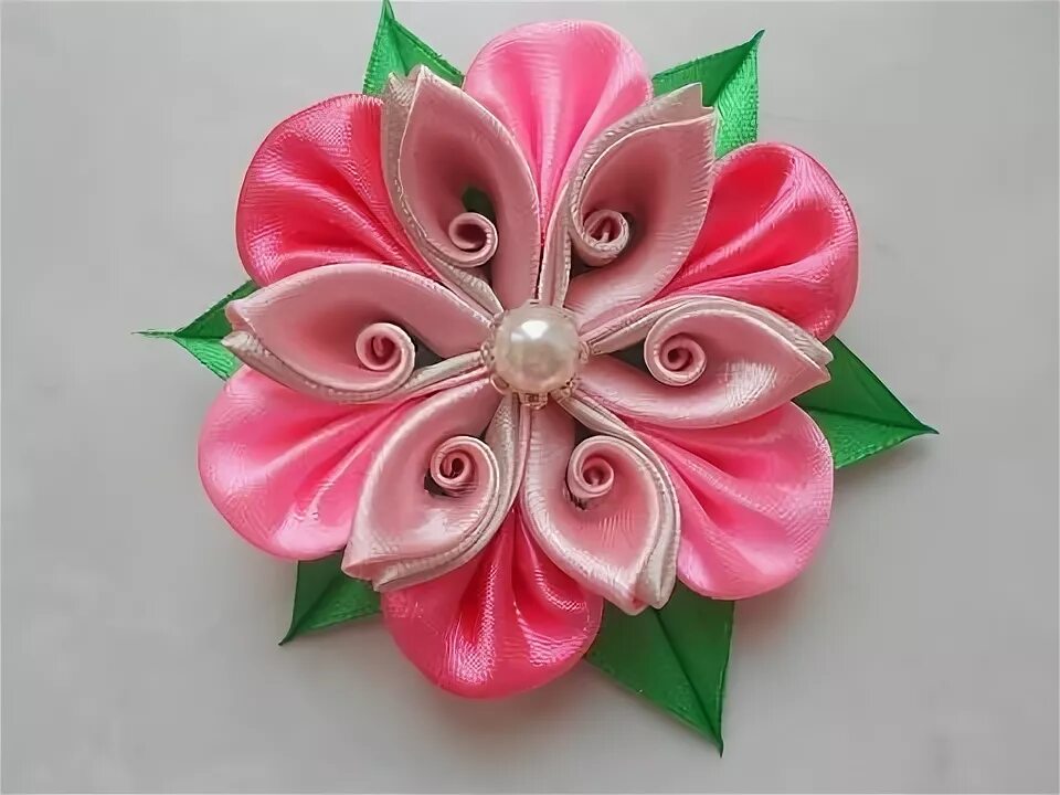 Цветы из лент техника. Цветы канзаши. Цветы из лент канзаши. Канзаши из атласных лент. Цветы из лент своими руками.