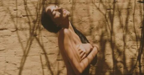 María Levy posó semidesnuda para una impactante sesión fotográfica.