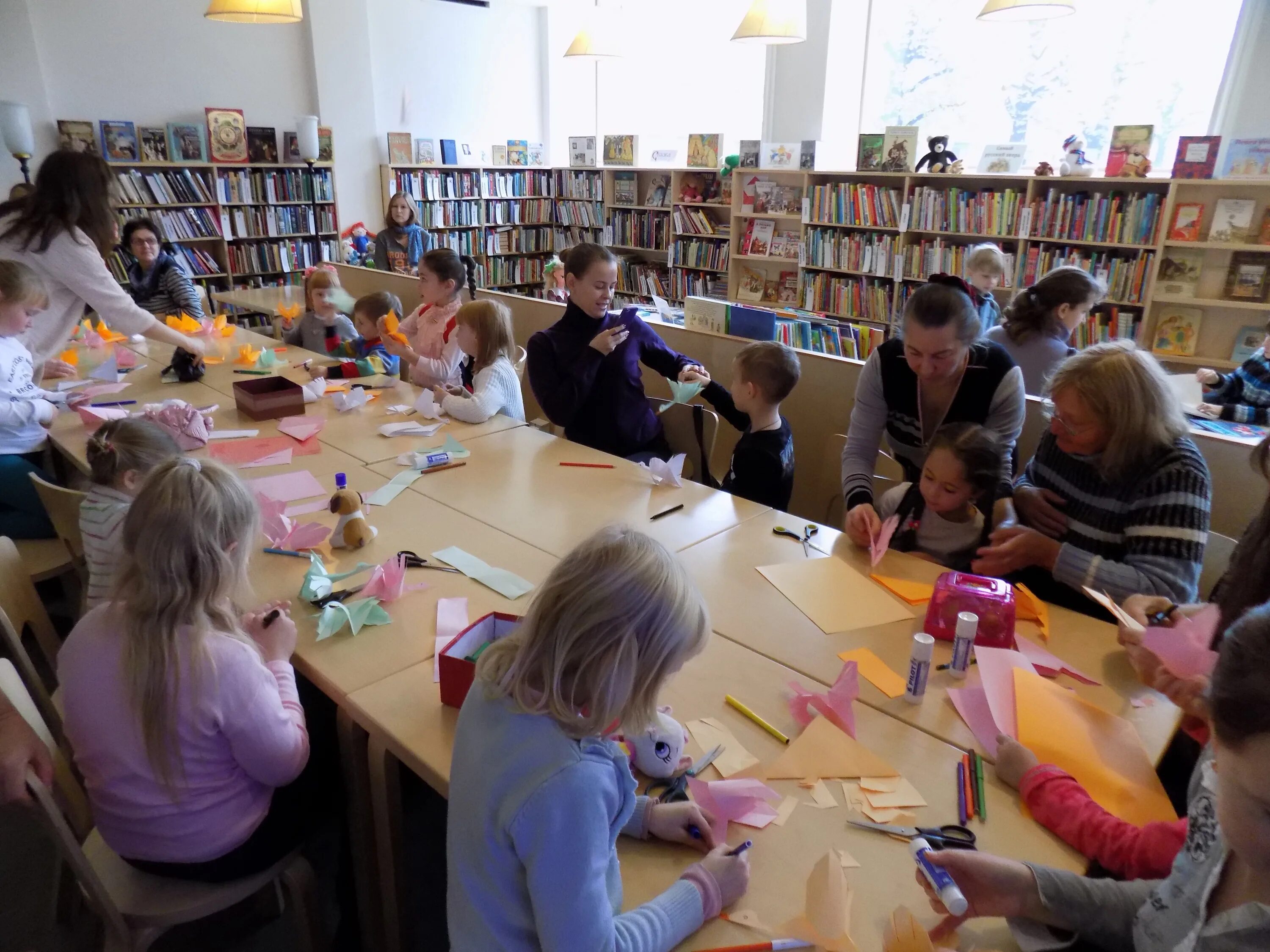 Библиотека детская занятия. Радость в библиотеке. Занятие в детской библиотеке. Клубы в библиотеке.