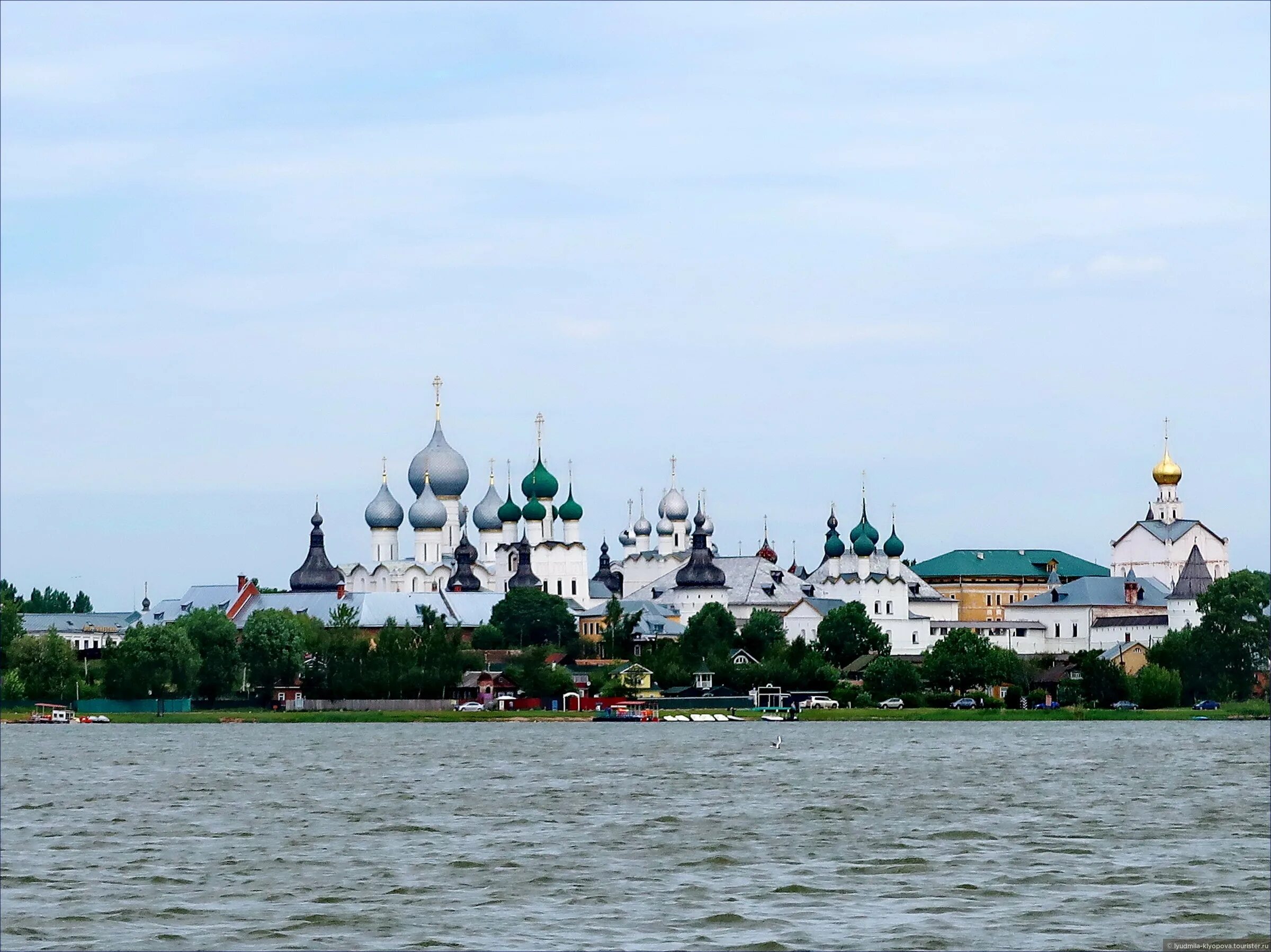 На берегах озера неро между москвой. Озеро Неро Ростов Великий. Ростов Великий набережная озера Неро. Ростов Великий Кремль на озере Неро. Озеро Неро Ярославская.