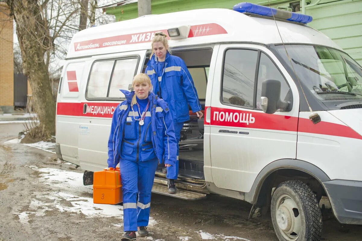 Врач скорой помощи. Бригада скорой помощи. Работники скорой медицинской помощи.