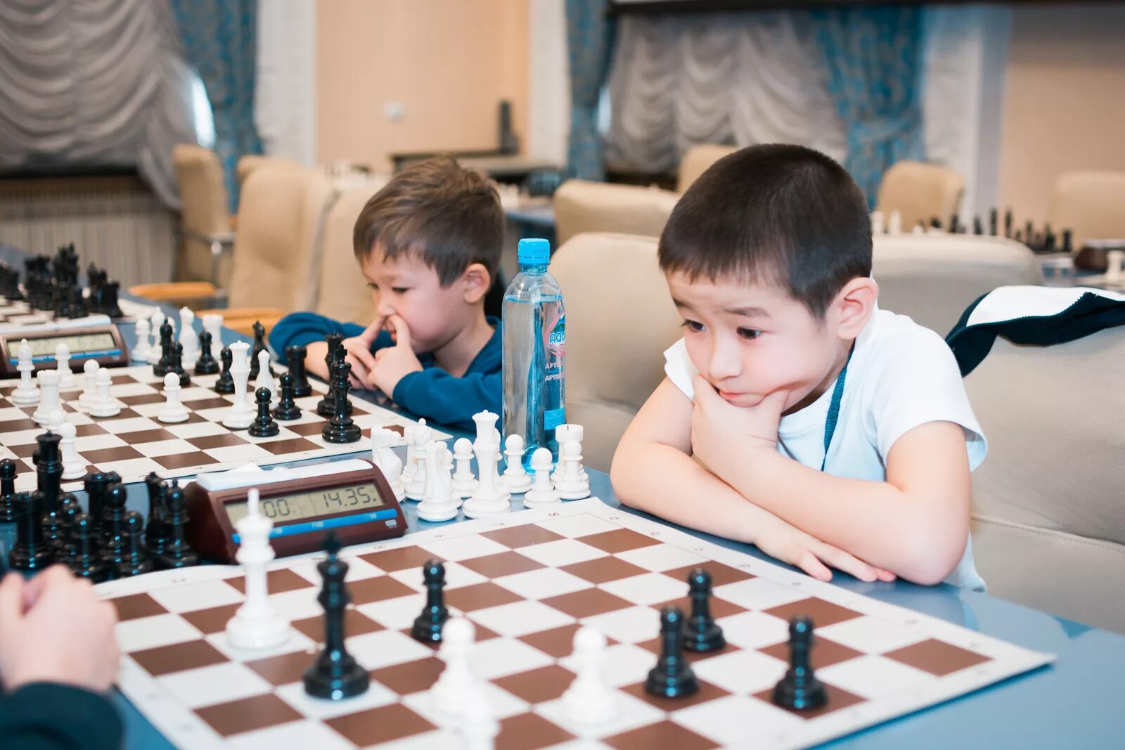 Ребята шахматы играют. Шахматы для детей. Шахмат РК. Дети играют в шахматы. Узбекские шахматы детям.