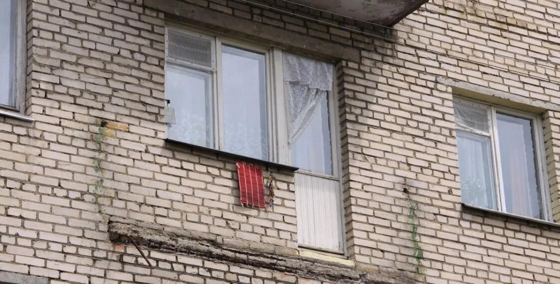 Балкон кто несет ответственность. Обрушение балкона в кирпичном доме. дефекты балконов. случаи обрушения балконов. дефекты балкона здания.