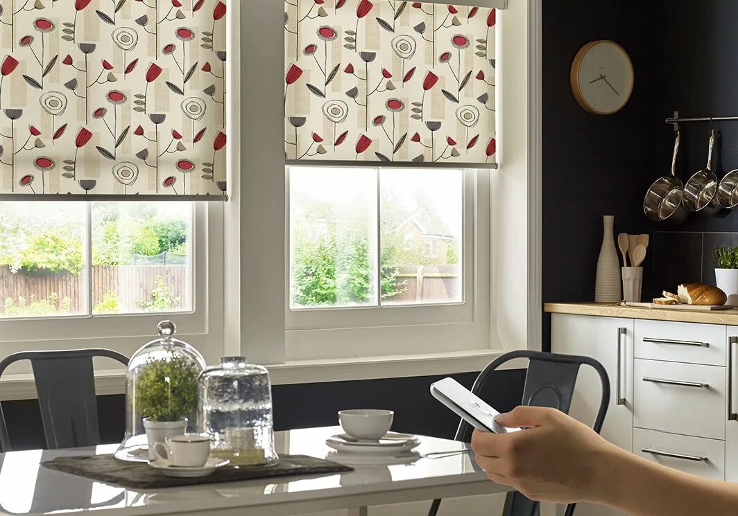 жалюзи на пластиковые окна. риримская штора на кухню. жалюзи на кухне в интерьере. рулонные шторы блюз амиго. римские шторы каскад.