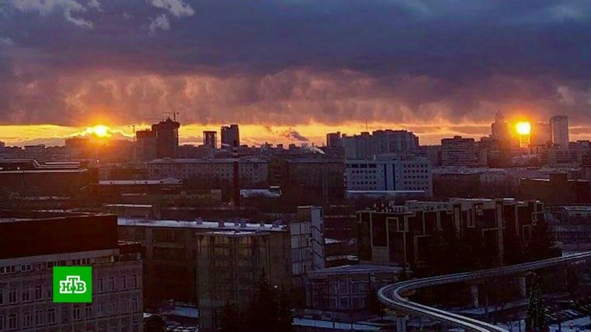 Московский наблюдать. Паргелий (ложное солнце, три солнца). Два солнца на небе в Москве. Паргелий в Москве. Три солнца в Москве.