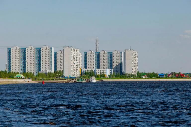 Какой город на берегу оби. Река Обь Нижневартовск. Набережная реки Обь Нижневартовск. Река Обь Нефтеюганск набережная. Обь речка Нижневартовск.