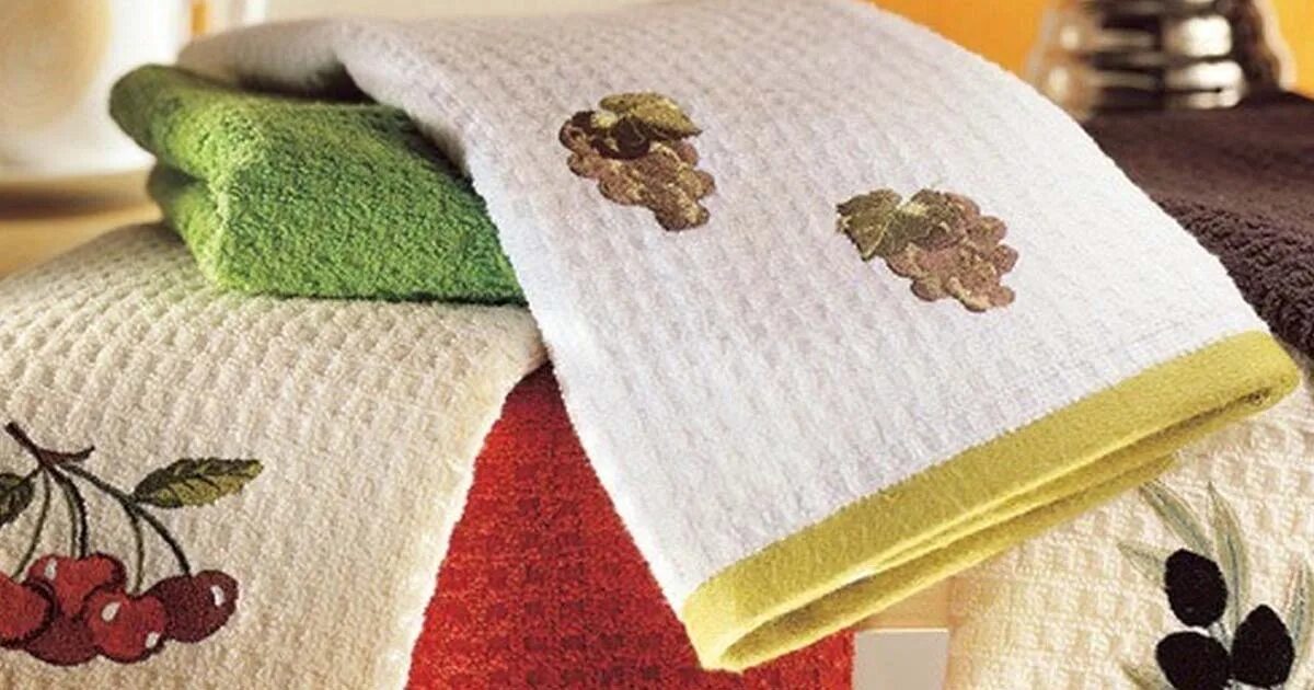 Грязные кухонные полотенца. Кухонные полотенца с пятнами. Кухонные полотенца своими руками. Кухонные полотенца с перчиками.
