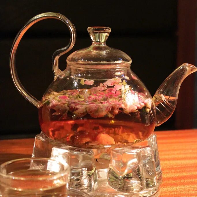 Чайник заварочный стеклянный. Прозрачный чайник для заварки. Красивый стеклянный чайник. Прозрачный чайник с цветочным чаем.