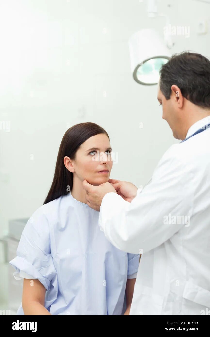 Врач лапает. Врач осматривает шею. Врач щупает щитовидной. Доктор трогает пациента. Тестирование щитовидки.