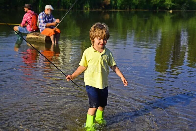 Мальчик ловил рыбу на реке. Мальчик Рыбак. Мальчишки на рыбалке. Босоногие мальчишки удили рыбу. Мальчик на рыбалке.