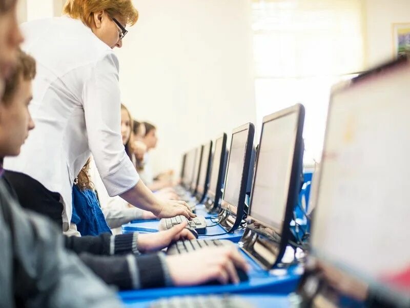 Курсы для начинающих на работе по смартфону. Пользователь пк. компьютерные курсы. обучение на компьютере. курсы по компьютеру.