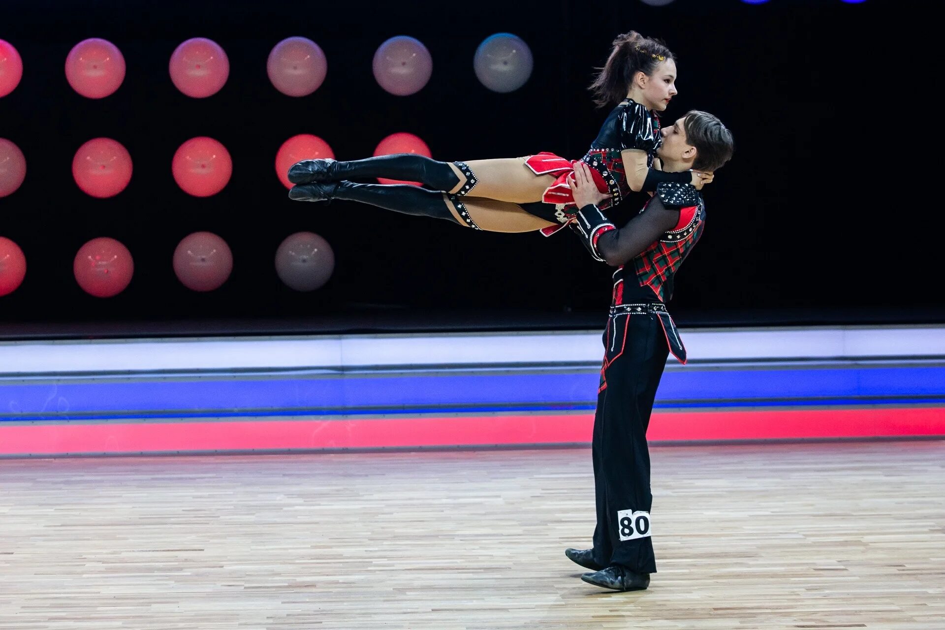 Рок н ролл акробатический группа юниоры. Выступление акробатического рок н ролла. Прически для акробатического рок-н-ролла. Акробатический рок н ролл 12. Чемпионат россии по акробатическому рок-н-роллу 2022.