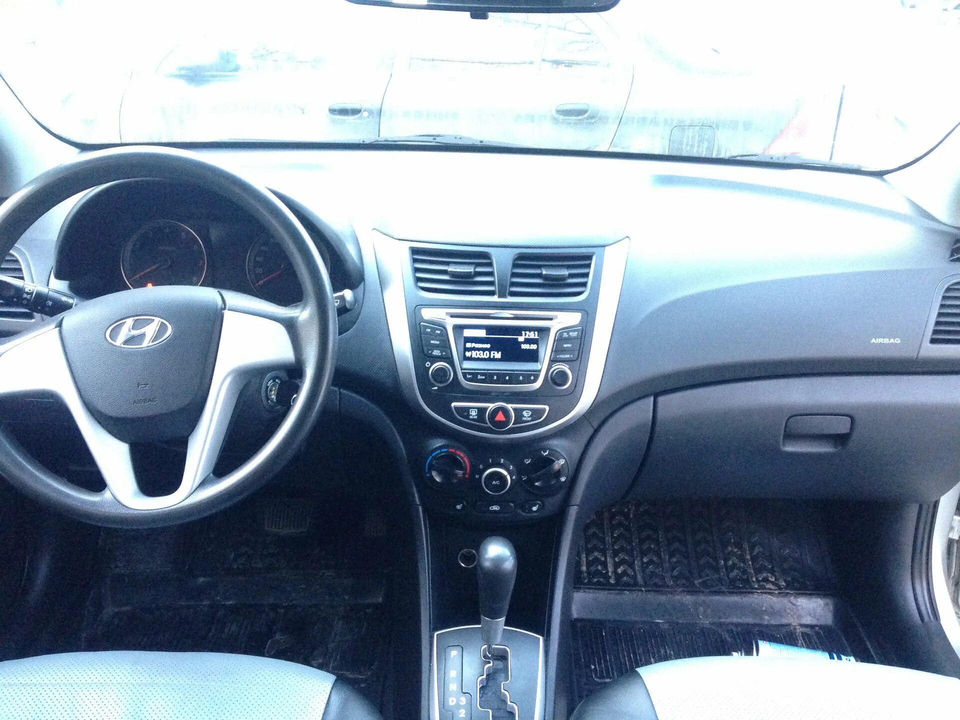 Куплю хундай автомат. Хендай Солярис 1.4 автомат. Hyundai Solaris 2012 автомат. Hyundai Solaris автомат салон. Хендай Солярис 2010 салон.