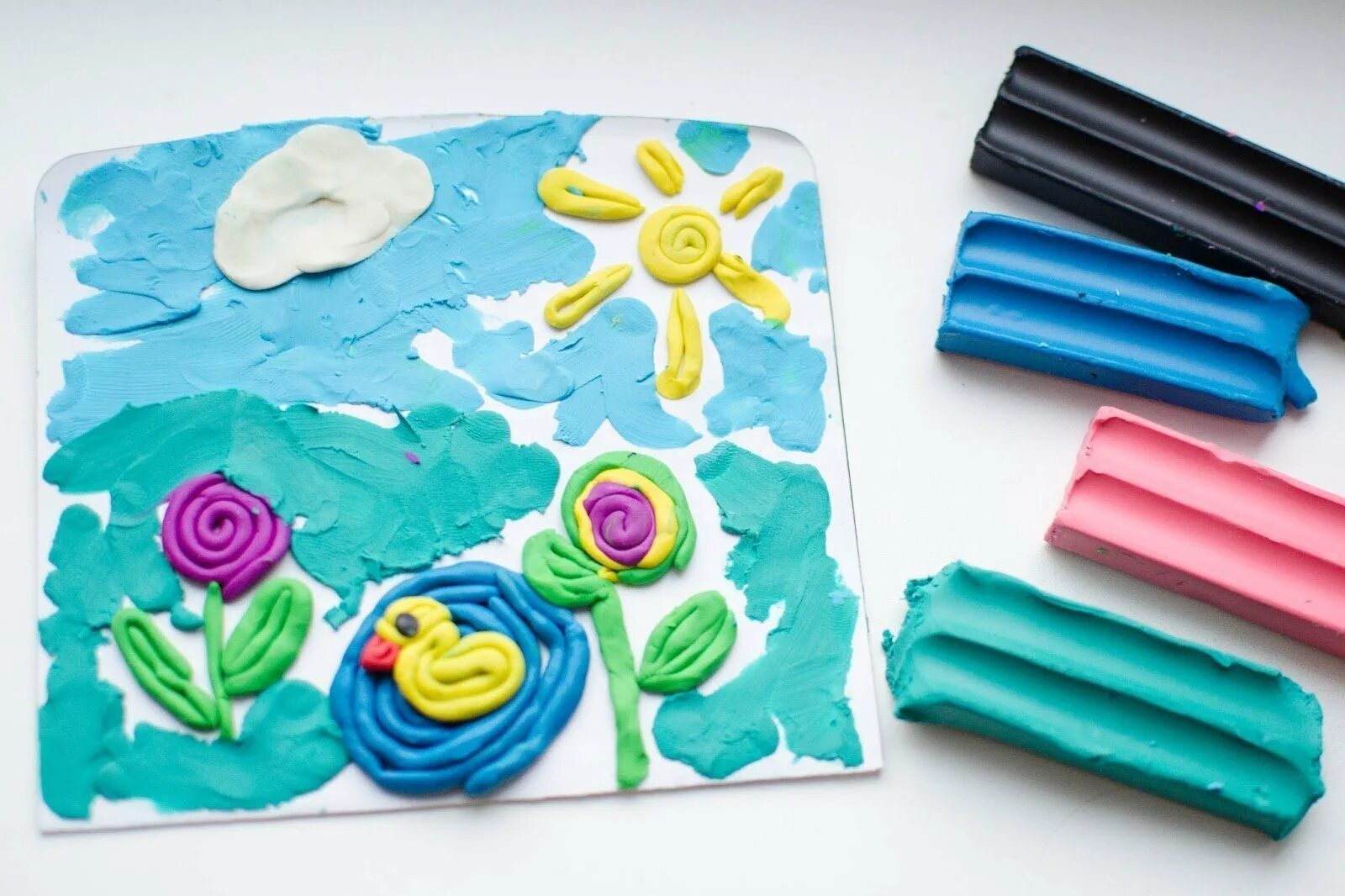 Подклка из пластилина на картонке. Поделка из пластилина из жгутиков для детей 2 лет. Пластилинография для детей. Пластилин на картоне. Поделки из пластилина.