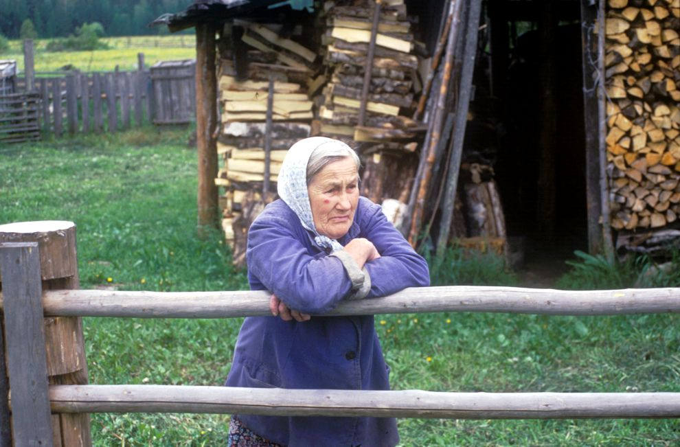 Знахарка в деревне. Бабки целители. Целитель деревня. Бабушка целительница. Где находится бабушкина