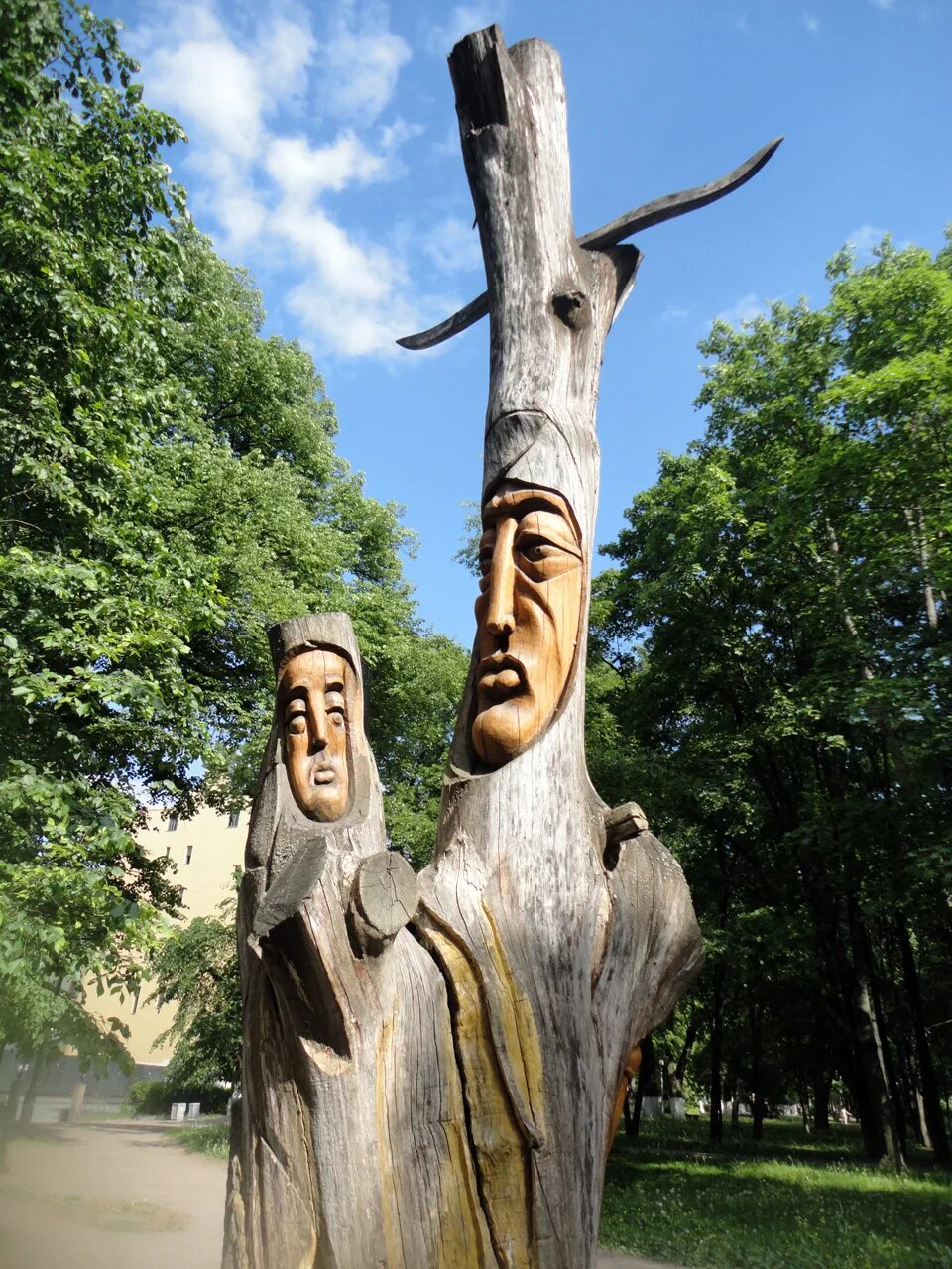 Идол москва. Парк Днепропетровск идолы. Загребский бульвар деревянные идолы. Идол. Деревянный истукан.