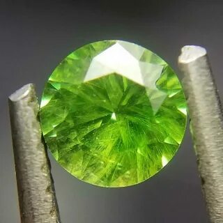 Зеленоватый драгоценный камень