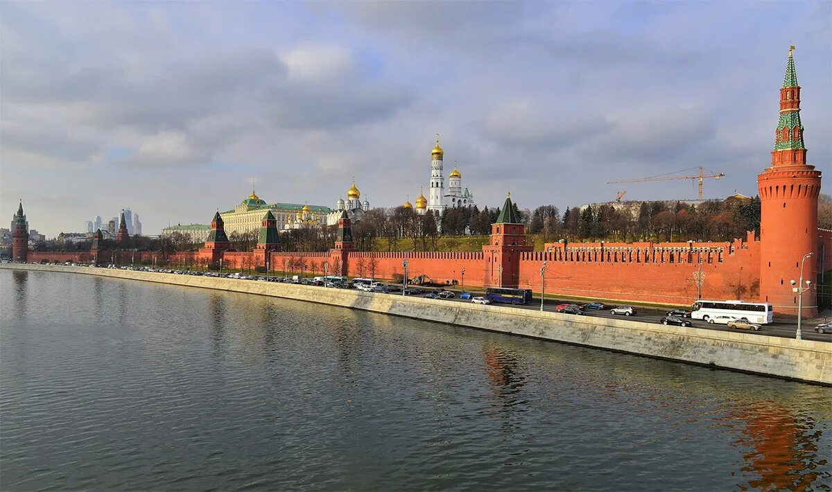 Какие реки протекают у стен московского кремля. Стены Московского Кремля (20 башен), 1516. Краснокирпичный Московский Кремль. Москва стены Московского Кремля. Кремлевская стена Москва.