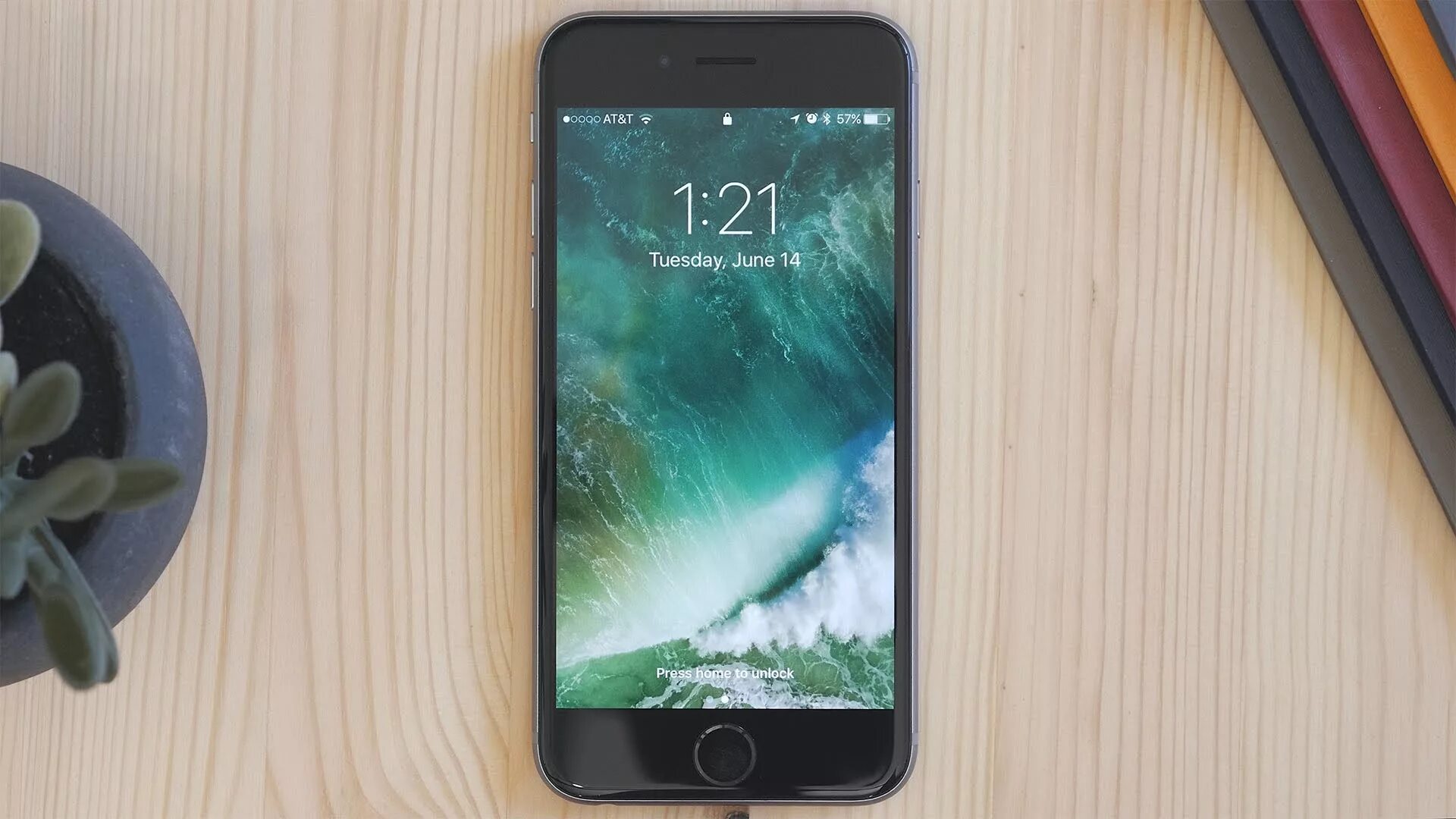 Часы на экран айфона 14. Ios 10 экран блокировки. заблокированный экран айфона 11. экран блокировки айфон 7. айфон на столе.