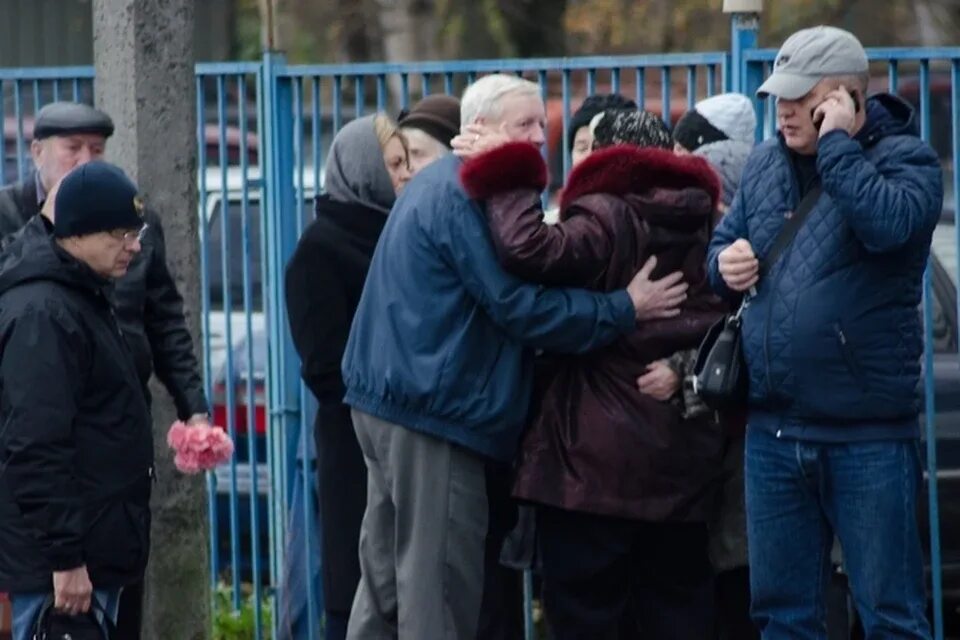 Родственники погибших в москве. Родственники погибших в авиакатастрофе. Рейс 9268 родственники погибших. Рейс 9268 похороны погибших. Родственники погибших в авиакатастрофе в Египте.