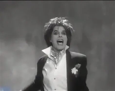 Queen im going. Фредди меркьюри клипы. Фредди меркьюри. Lm going slightly mad. Queen im going.