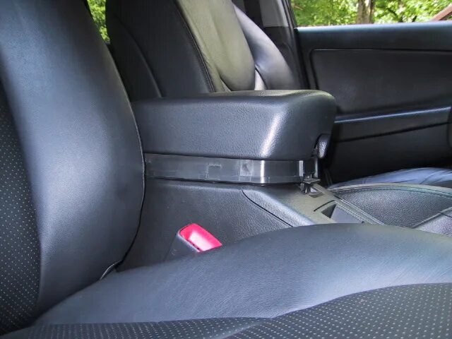 Фиксатор подлокотника рав-4. Подлокотник тойота рав 4. Подлокотник rav 4 2009. Подлокотник на toyota rav 4 2000-2003. Подлокотник рав4 2013.