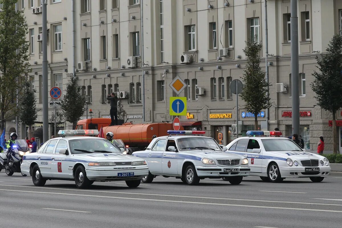 Автомобиль гаи. Машина ГИБДД. Колонна машин ДПС. ДПС Москва. Машины ГИБДД Москвы.