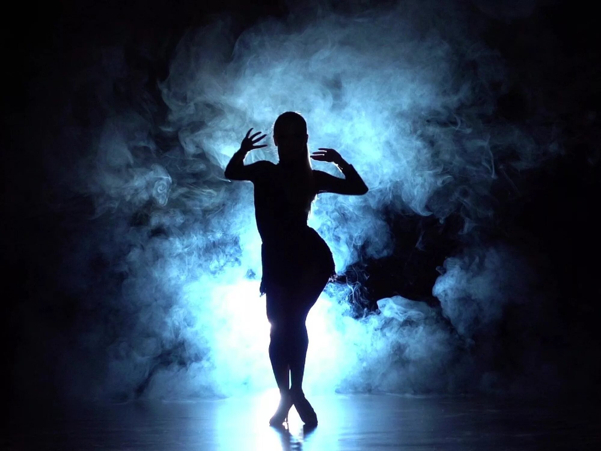 девушка. деревья на фоне ночного неба. девушка в краске фото. ночное звездное небо и человек. мистический танец.