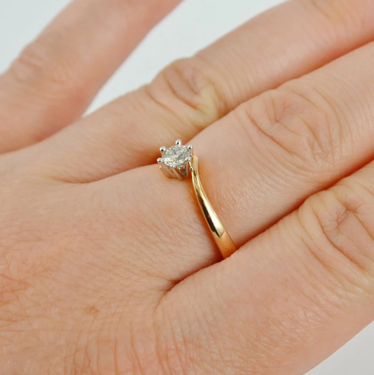 Кольцо с бриллиантом 0.25 карат. Помолвочное кольцо 585. Кольцо на помолвку с бриллиантом. Золотое кольцо на помолвку.