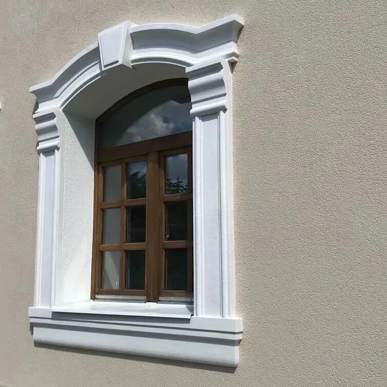 Как называется обрамление. Фасадный декор Европласт. Европласт фасады на окна. Декоративное обрамление окон. Фасадное обрамление окон.