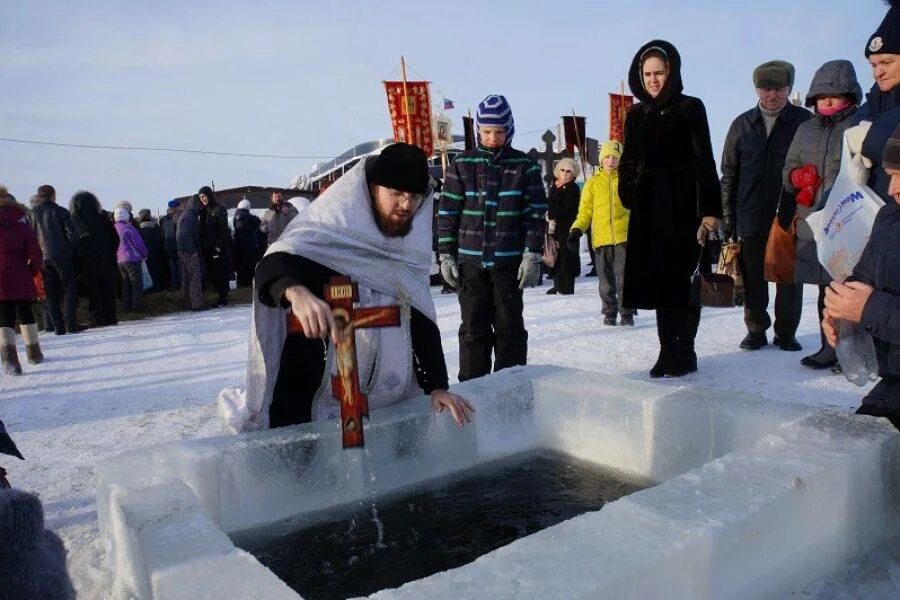 Когда крещение в двадцать четвертом году. Крещение господне. Богоявление. Крещение великий новгород проруби. Крещенские купания.