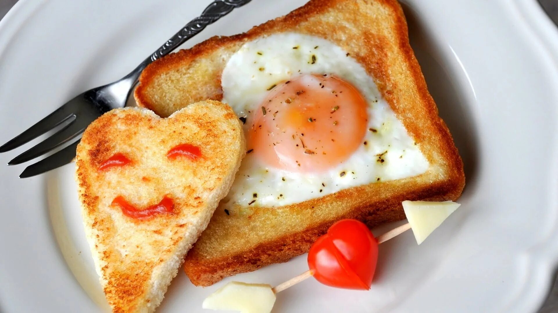 Яичница фото. Вкусный завтрак. Романтический завтрак. Тост с яичницей.