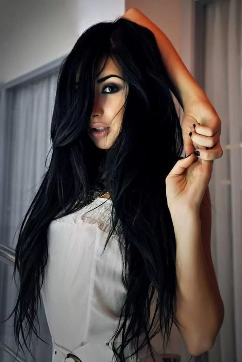 Красивая девочка черные волосы. Красивые брюнетки. Девушка с черными волосами. Брюнетки с длинными волосами. Красивые девушки брюнетки.